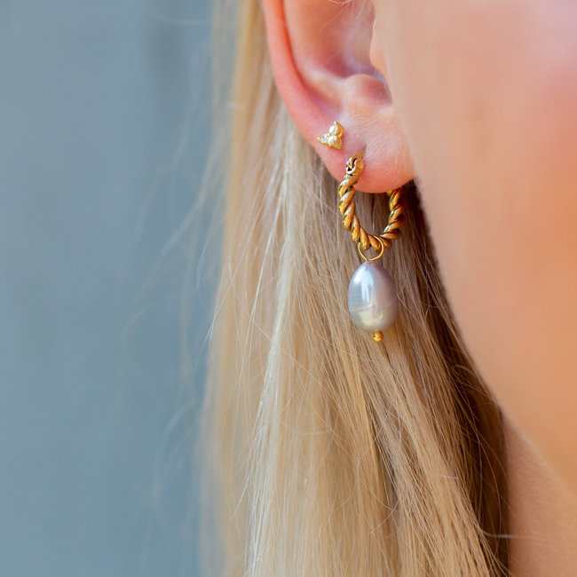 Day & Eve by Go Dutch Label Grijze gedraaide creool oorbellen met grijze parel