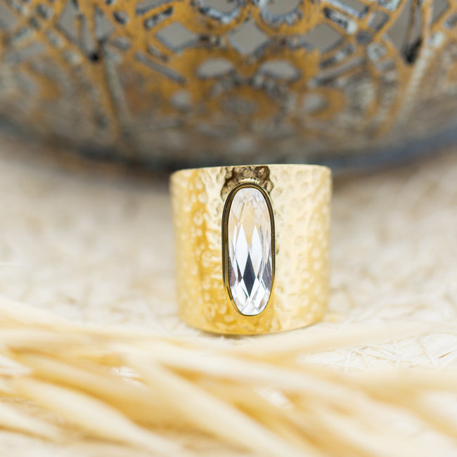 Brede goud ring met ovaal crystal ring