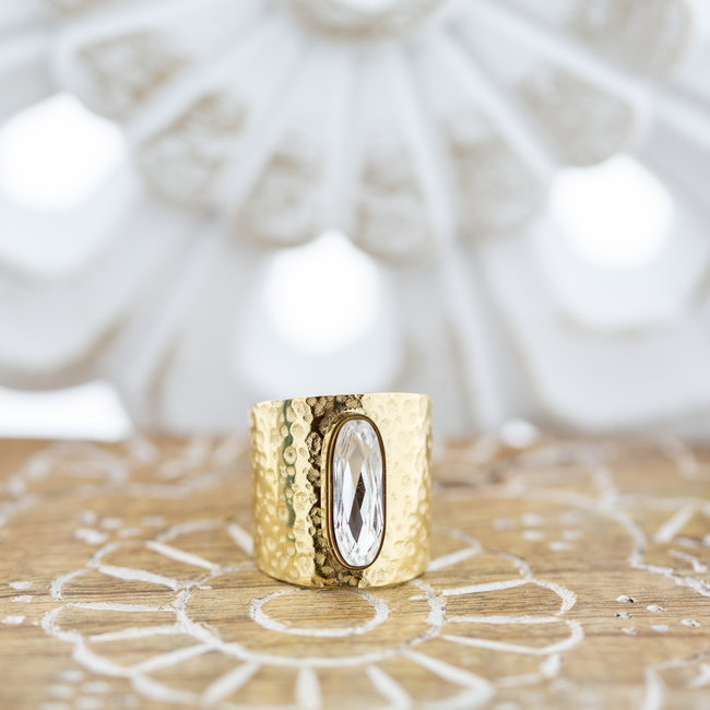 Brede goud ring met ovaal crystal ring