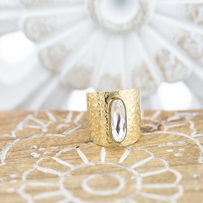 Brede goud ring met ovaal crystal ring