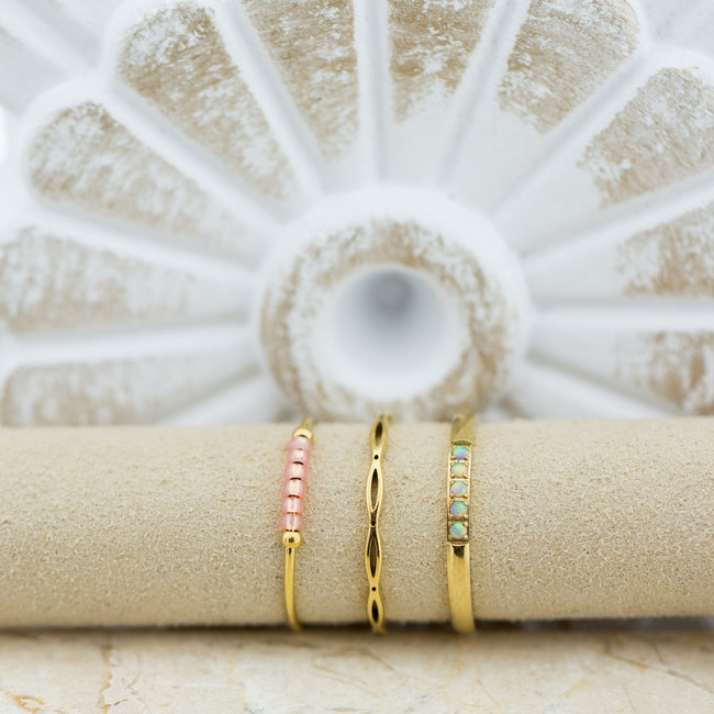 Ring met roze kralen, plain of maansteen