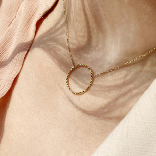 Goud ketting met cirkel bewerkt