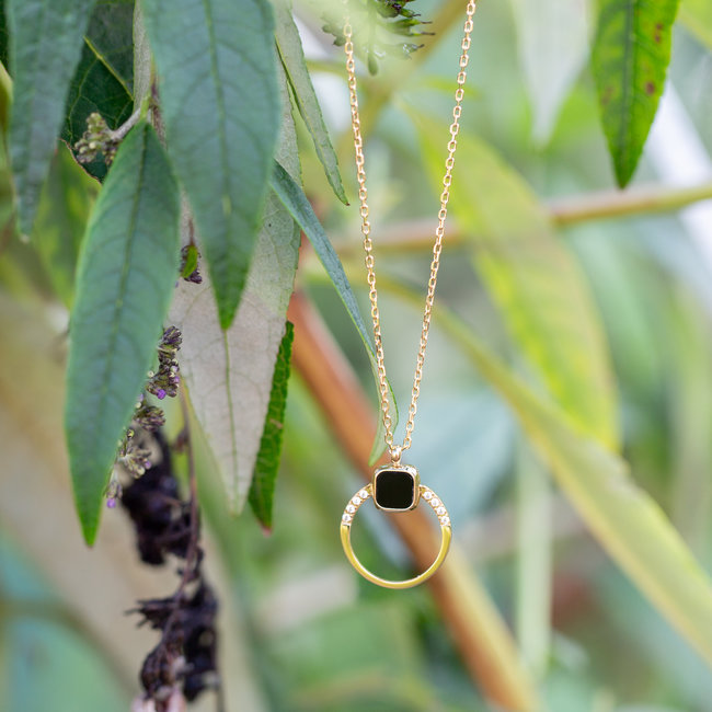 Cirkel ketting met zirconia en zwarte steen