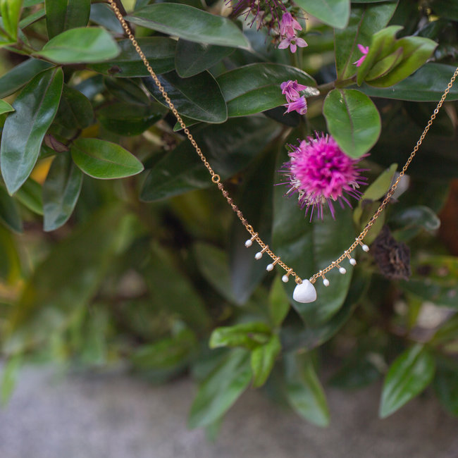 Goud ketting met witte druppels