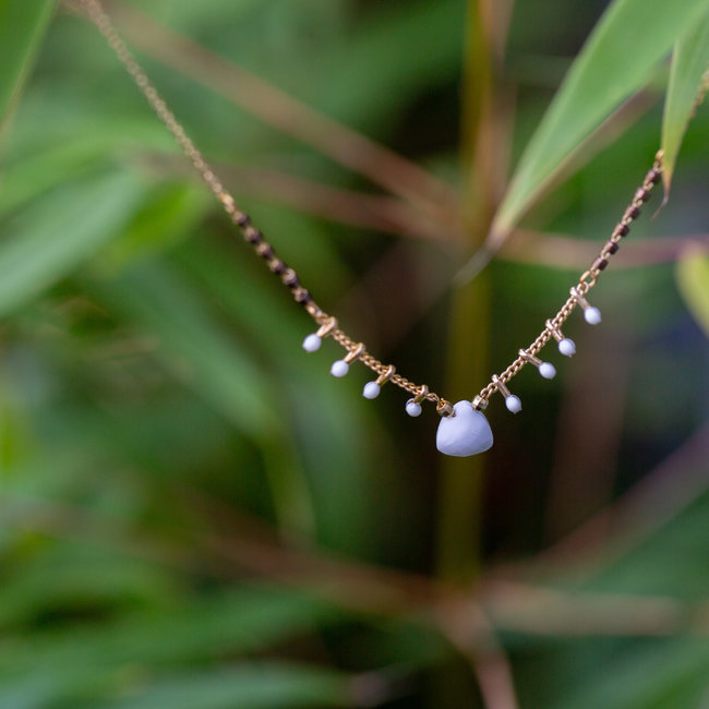 Goud ketting met witte druppels