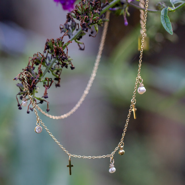 ZAG  Bijoux Fijne ketting met kruisjes en parels goudkleurig