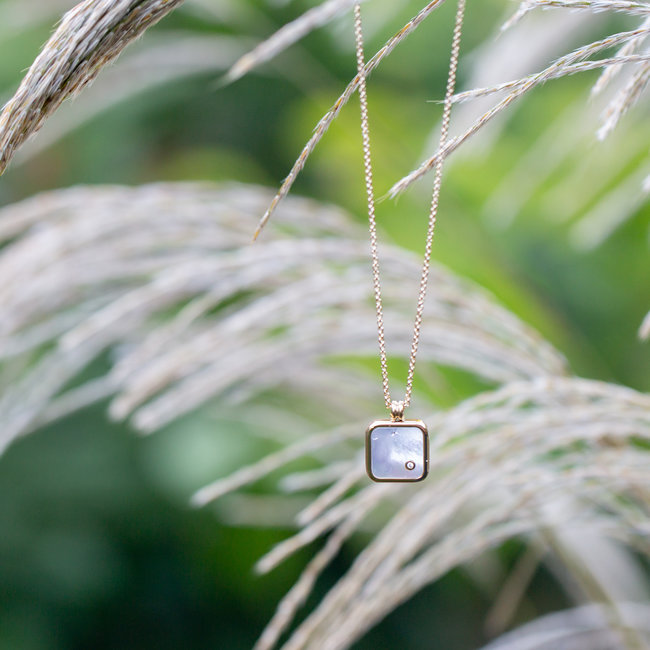 ZAG  Bijoux Goudkleurige ketting met witte parelmoer schelp hanger