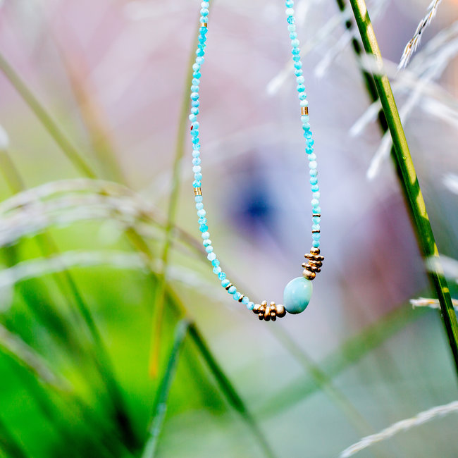 Ketting goud met blauwe kralen en grote steen