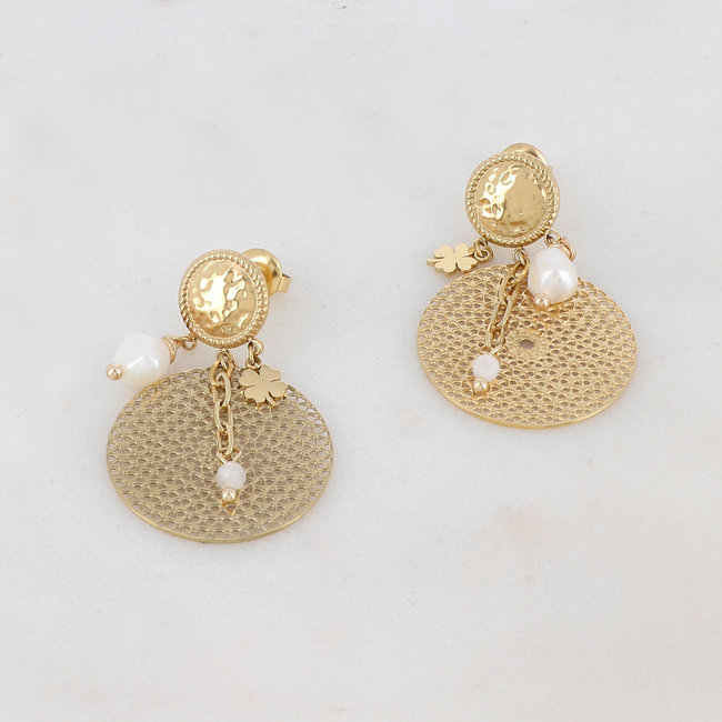 Ikita  Goud oorbellen met witte kralen en klaver vier