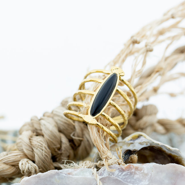 Ikita  Gouden statement ring met ovaal zwarte steen
