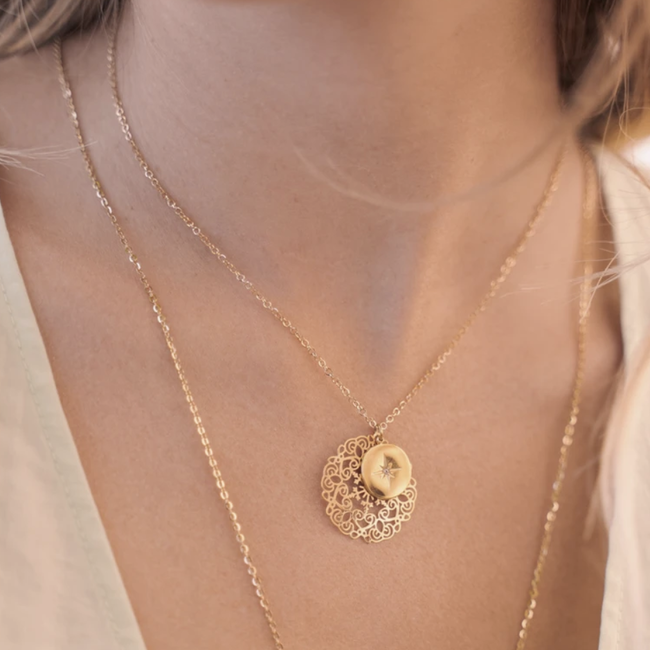 Goud ketting met bloem en ster