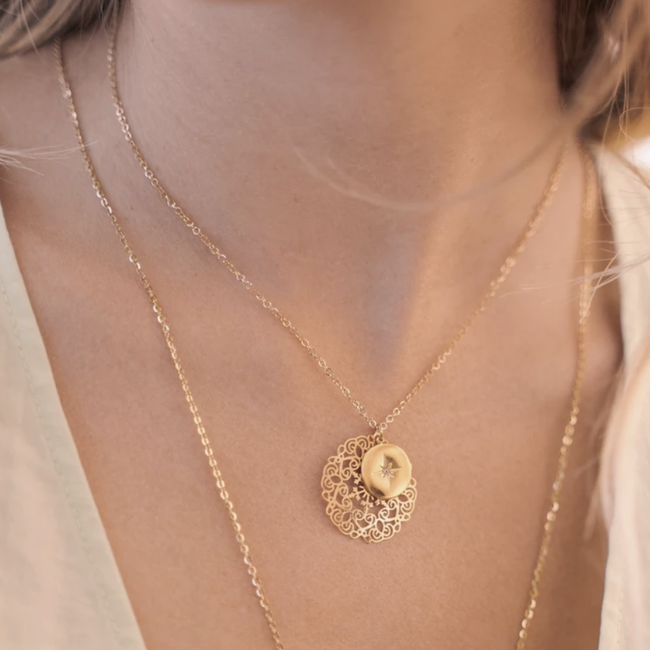 Ikita  Goud ketting met bloem en ster