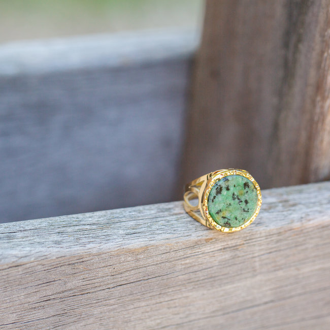 Ikita  Goud opengewerkte ring met afrikaanse turquoise steen