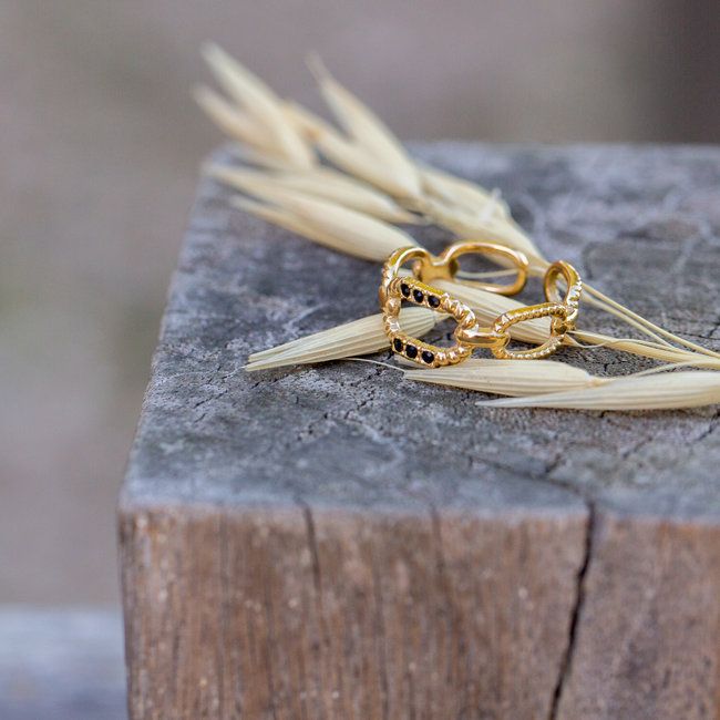 Schakelring met zwarte strass