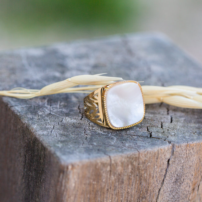 Bewerkte brede ring met vierkante witte schelp
