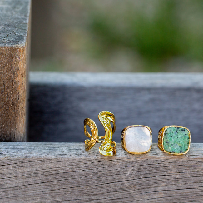 Ikita  Bewerkte brede ring met vierkante witte schelp