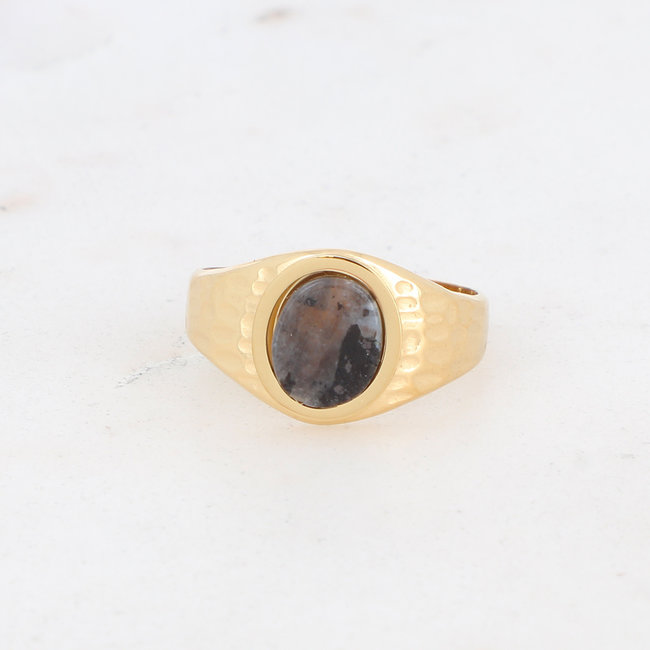 Gouden ringen met zwarte steentjes