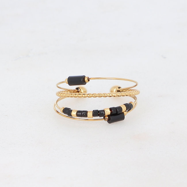 Gouden ringen met zwarte steentjes