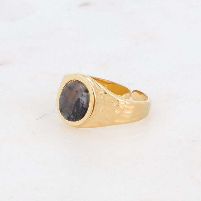 Gouden ringen met zwarte steentjes