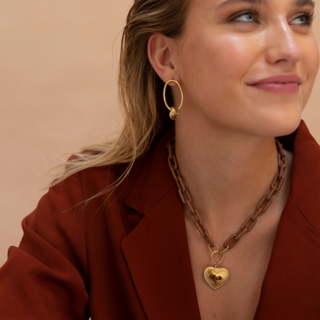 Goud met bruinegroffe schakelketting  en hart