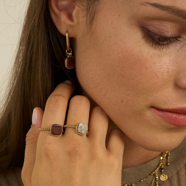 Gouden ring met vierkante steen