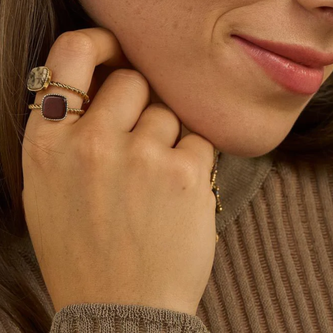 Gouden ring met vierkante steen