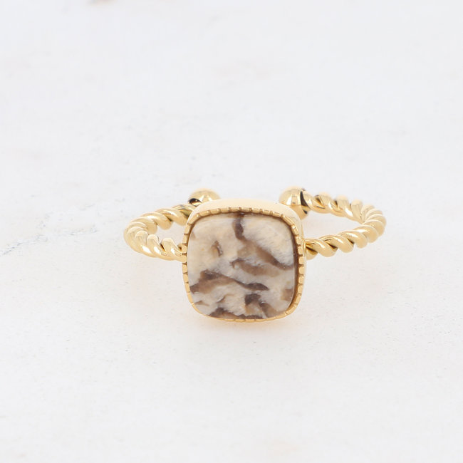 Gouden ring met vierkante steen