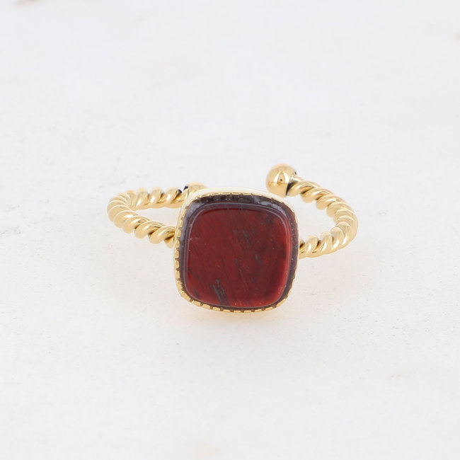Gouden ring met vierkante steen