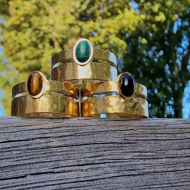 Goud brede ring met tijgeroog steen