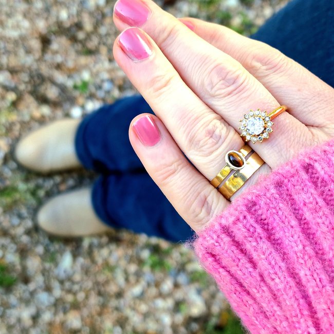 Goud brede ring met tijgeroog steen
