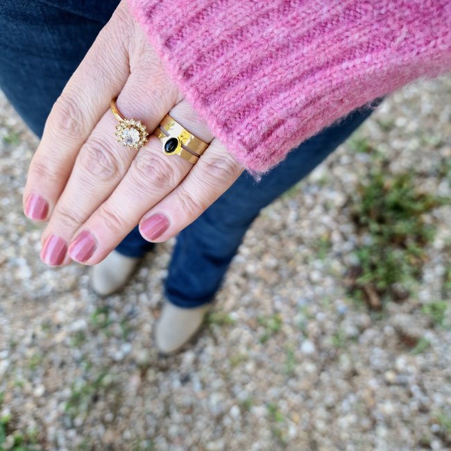 ZAG  Bijoux Goud brede ring met zwarte onyx steen