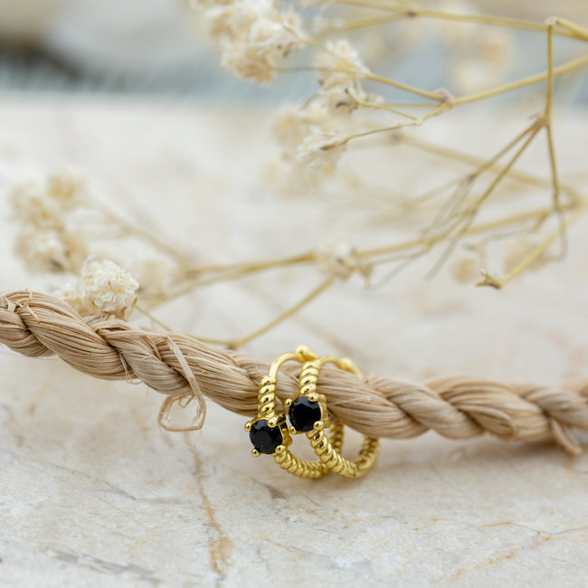 Gedraaide goldplated oorbellen met zwart steentje
