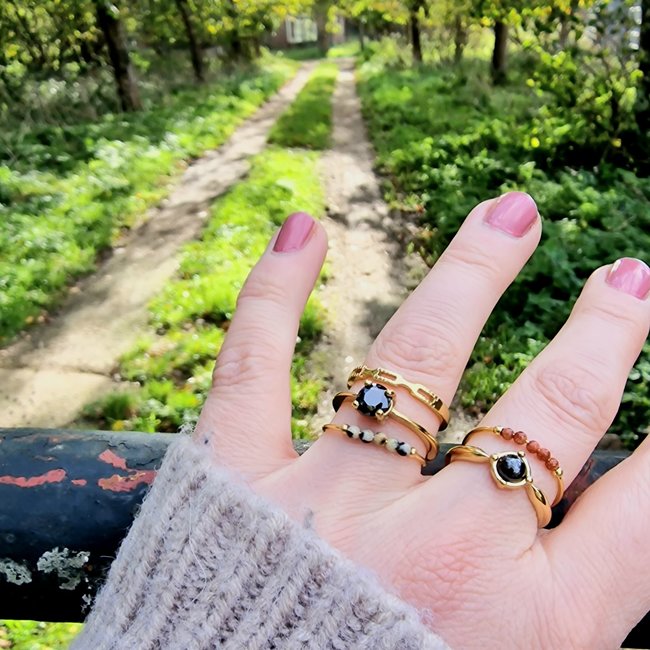 Goud stainless steel ring met zwarte stenen