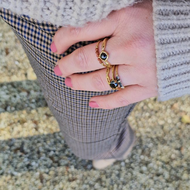 Goud stainless steel ring met zwarte stenen