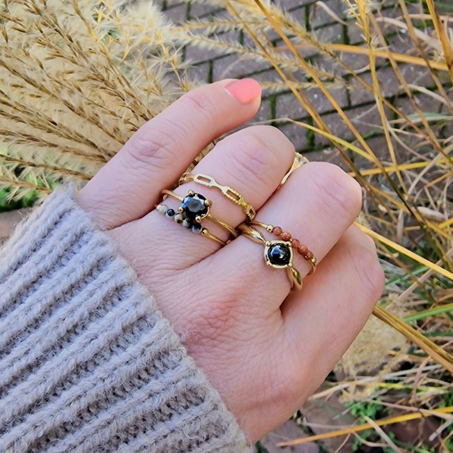 Goud stainless steel ring met zwarte stenen