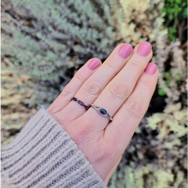 Zwarte schakel of cateye ring