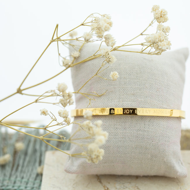 Love Life & Enjoy every moment tekst armband goud