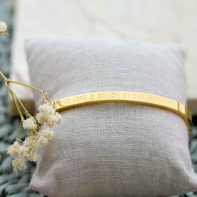 Love Life & Enjoy every moment tekst armband goud