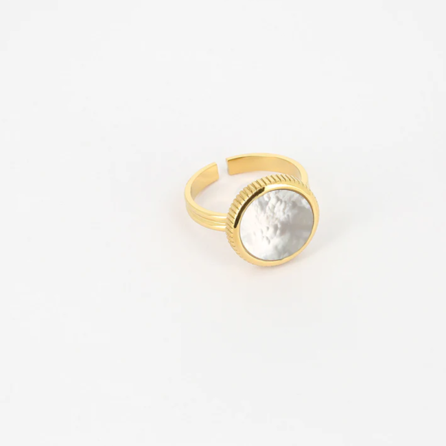 ZAG  Bijoux Goudkleurige boho ring met witte schelp