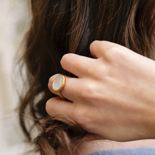 ZAG  Bijoux Goudkleurige boho ring met witte schelp