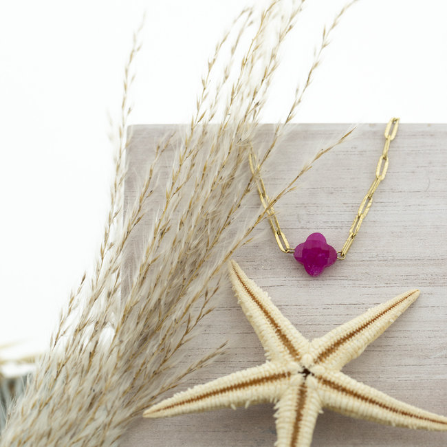 Goud ketting met roze natuursteen klaver