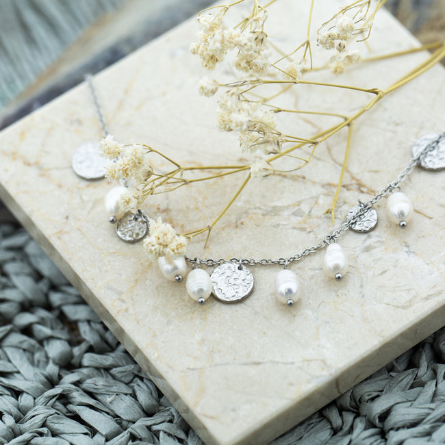 Day & Eve by Go Dutch Label Zilver ketting met witte parels en munten