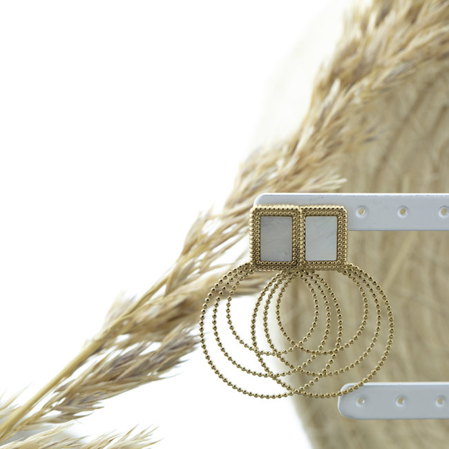 Schelp goud oorbellen met ronde ringen
