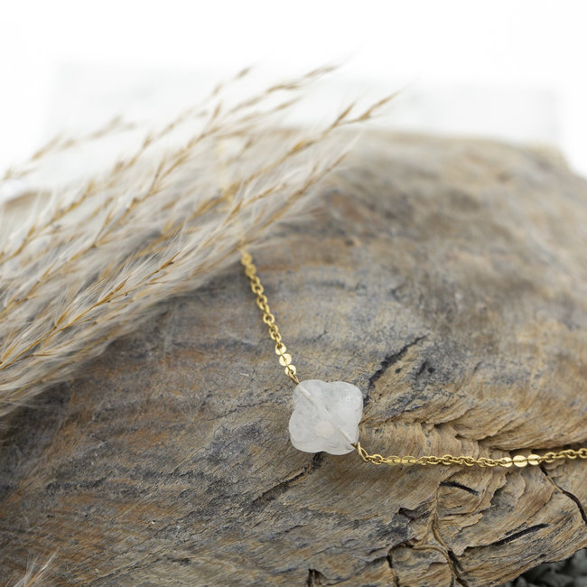 Goud ketting met witte klaver