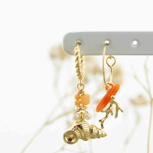 Goud oranje oorbellen met schelpen