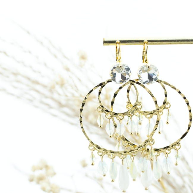 Ronde statement oorbellen met witte druppels