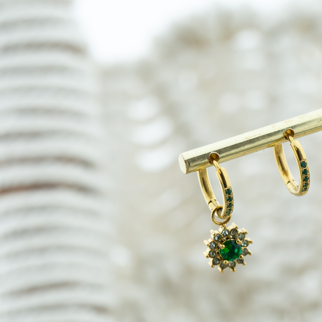 Hoops en Lucia charms