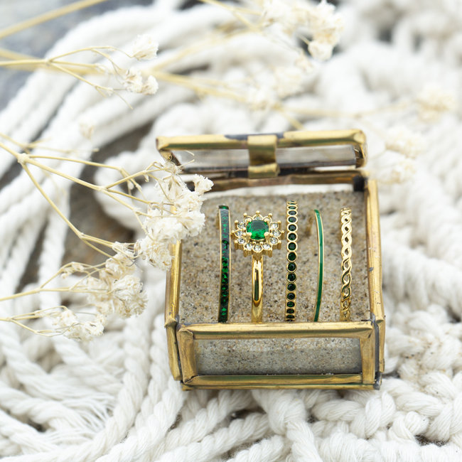 Goud vulringen met groene stenen