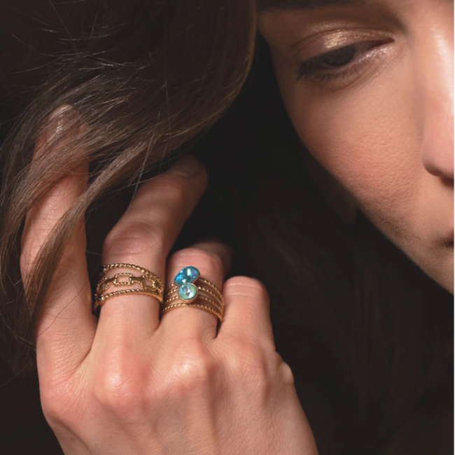 Turquoise en goud ringen combinatie