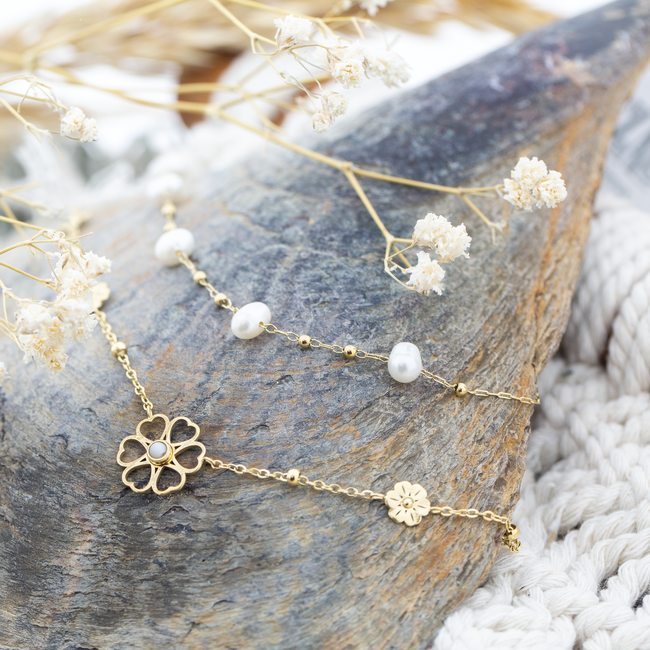 Gouden kettingen met  bloem of parels